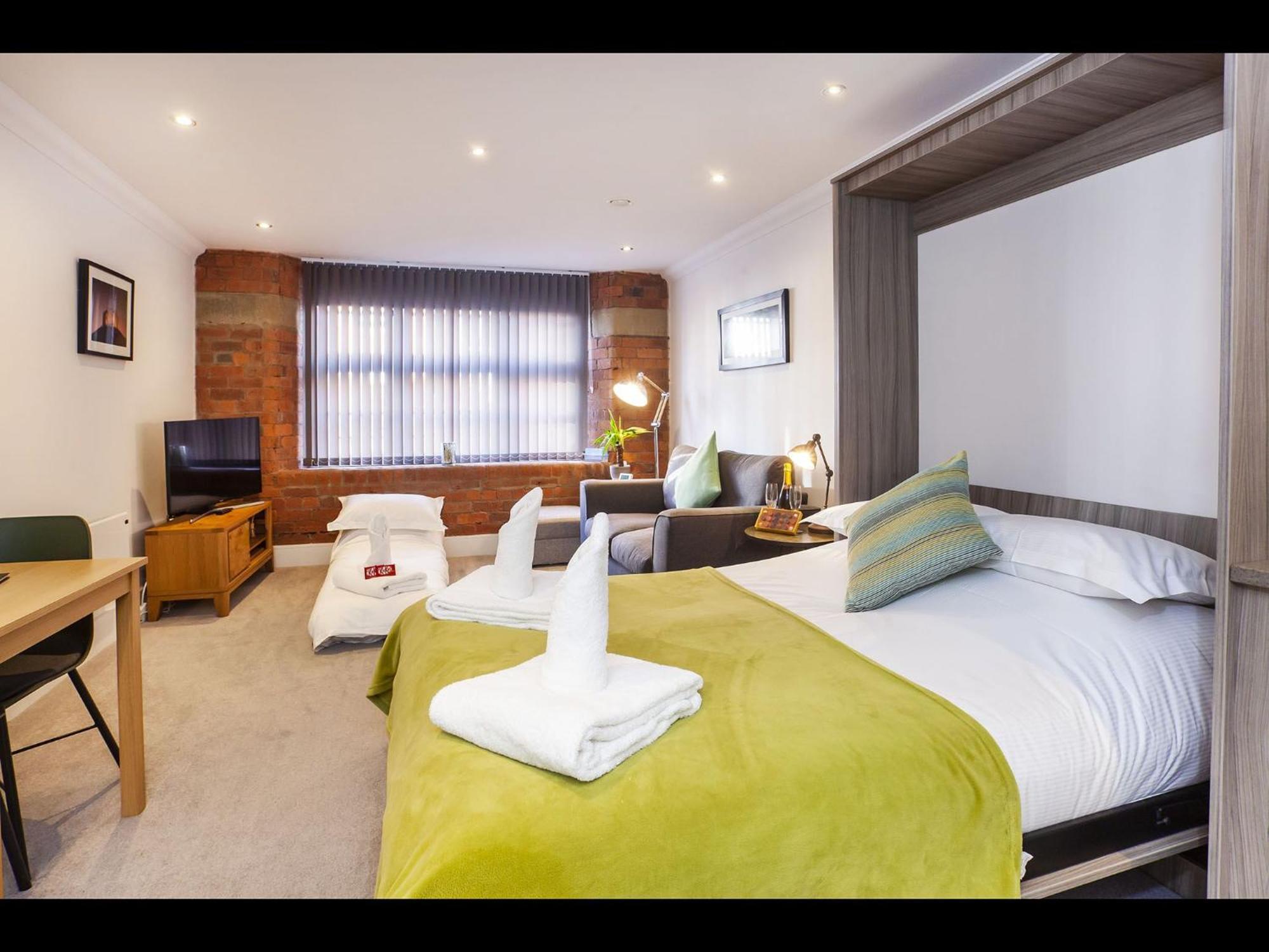 58 Cocoa Suites Йорк Экстерьер фото